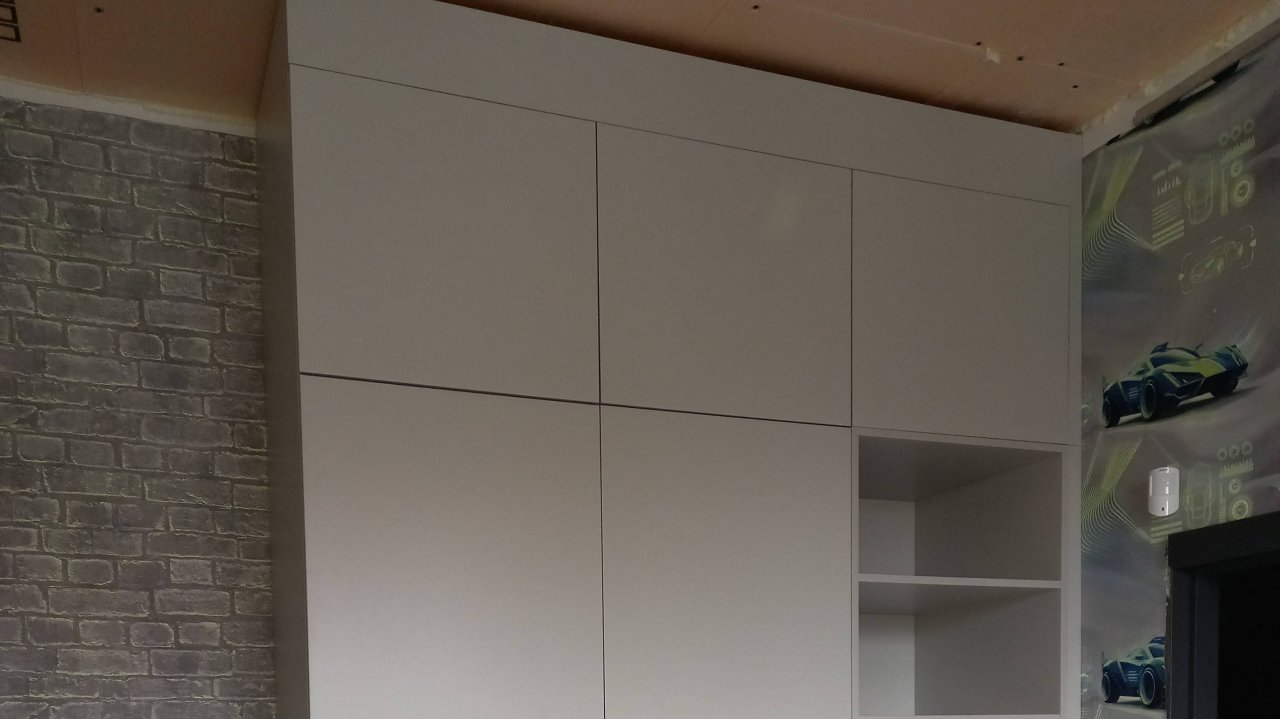 СВЕТЛО-СЕРЫЙ ШКАФ В ДЕТСКУЮ: ИДЕЯ ДЛЯ ВЫСОКИХ ШКАФОВ