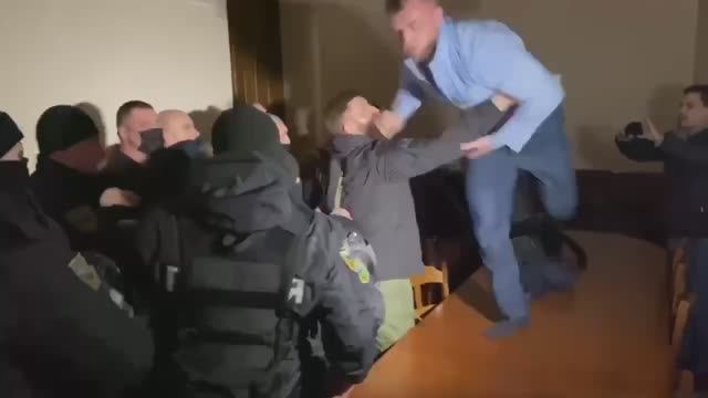 Украинский депутат прорывается на заседание горсовета