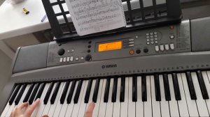 Как играть  на синтезаторе Журавли . Арпеджио в левой руке.