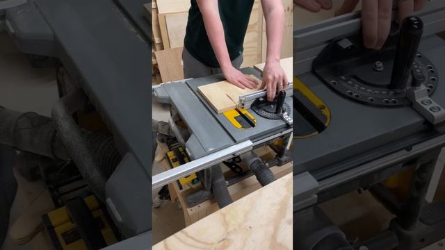 Safe vertical cuts on the table saw using a tenoning jig ? #woodworking #tools #diy #jigs