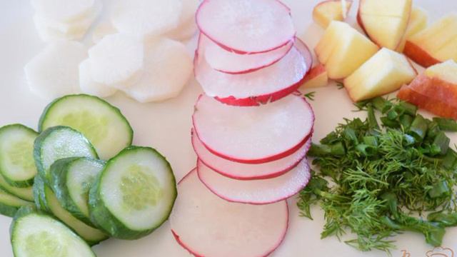 Салат с редисом, яблоком и огурцом