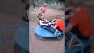 Мальчик в конце упал с карусели