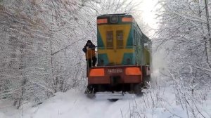 Ветеран ЧМЭ2 442 везёт рабочих на расчистку снега, сбивая по пути снег с деревьев.