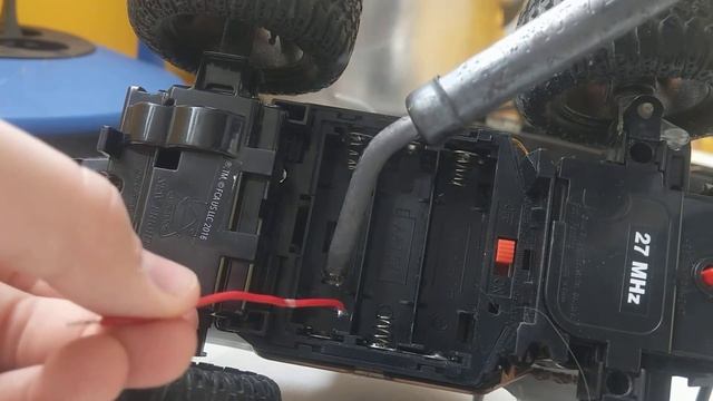 Припаиваю провода аккумулятора к р/у машинке смотреть онлайн