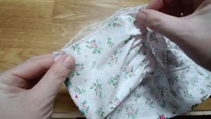 НЕОБЫЧНОЕ ПЛАТЬЕ ДЛЯ КУКЛЫ. ВЯЗАНЫЕ РУКАВА И КРУЖЕВА.