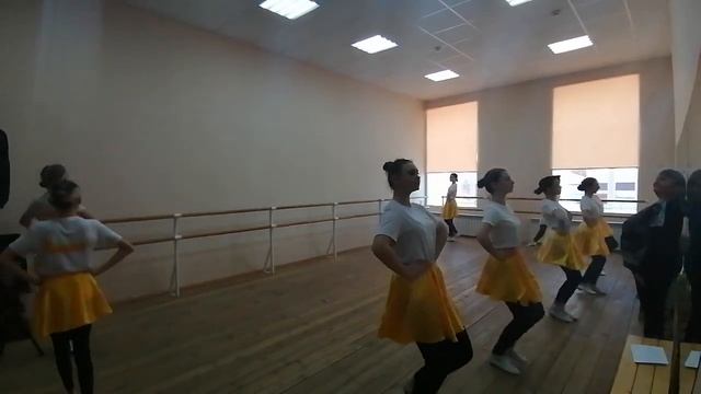 Урок по народно-сценическому танцу "Дробные выстукивания" (преп.Карташова С.А., конц.Еламкова И.В.) смотреть онлайн