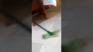 Баба моет пол