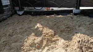 Делаем основание для брусчатки перед воротами. Кладем песок под основание.