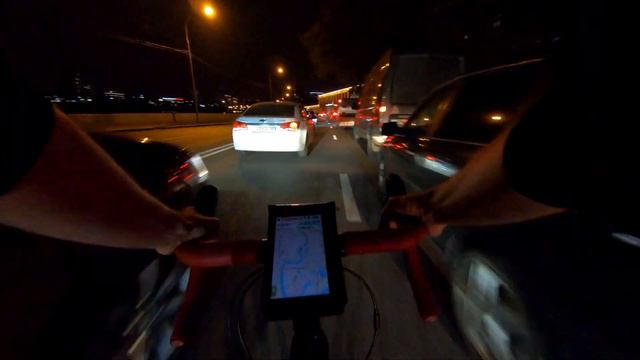 Сквозь пробки вдоль реки Москвы смотреть онлайн