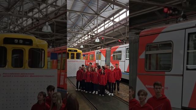 Запуск поезда метро. Движение первых.