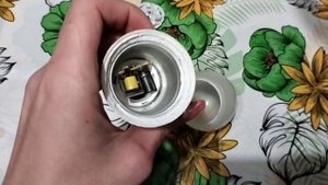 Как из светодиодной лампы на 220 V , сделать лампу на батарейках. Простой вариант своими руками.