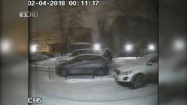 Камеры наблюдения сняли, как в Екатеринбурге разбили Land Cruiser смотреть онлайн