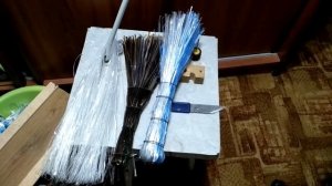 Метлы из пластиковых бутылок.