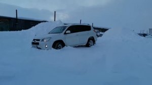 Рав4  застрял. ☹️ Надо отключать антипробуксовочную систему.