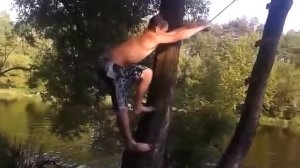 Пьяные , падают в воду.