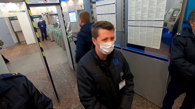 Беспредел в метро СПб. Отстояли свои права НЕ носить намордники.