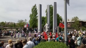 Детский хор, исполняет песню "Прадедушка".