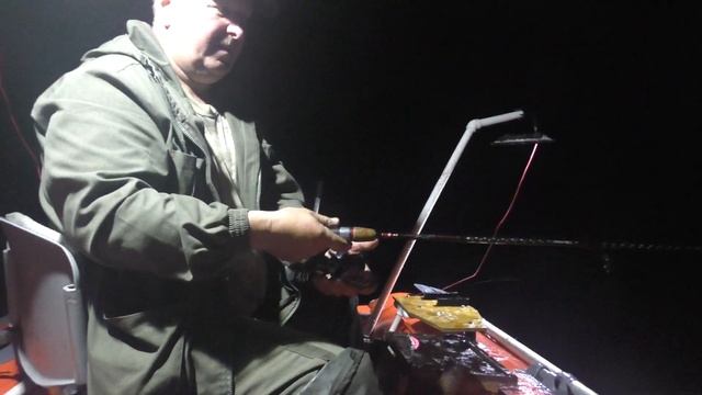 КАЛЬМАР ЗАЛЕТАЕТ В ЛОДКУ/ ОТЛИЧНЫЙ КЛЁВ/ ОТКРЫТИЕ СЕЗОНА 2022Г смотреть онлайн