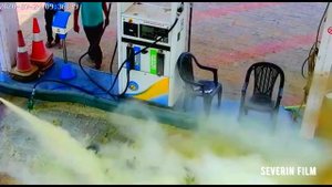 Мотоцикл загорелся на заправке, когда человек пользовался телефоном.