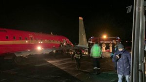 В аэропорту Томска разбираются в обстоятельствах а...посадки пассажирского самолета из Екатеринбурга