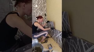 Человек-плиточник впервые положил 9 плиток