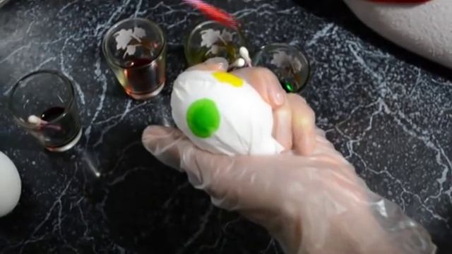 как красить яйца на пасху/красим просто и быстро/изумрудные яйца смотреть онлайн