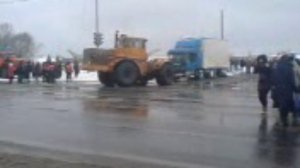 Эвакуация разбитой фуры на ж/д переезде