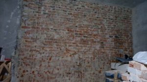 Подготовка, очистка кирпичных стен от известковой штукатурки перед гипсовой штукатурки.