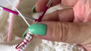 Как вязать изнаночный ряд в круговом вязании без «ступеньки»