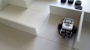 Робот прохождение лабиринта с 2 ультразвуковыми датчиками (переключатель)