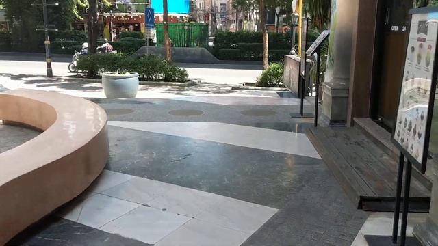 The walk from Circle Rein at Sukhumvit Soi 12 to Asoke BTS смотреть онлайн