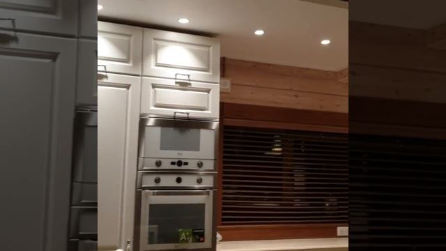 Жалюзи горизонтальные деревянные с электроприводом в загородном доме. смотреть онлайн