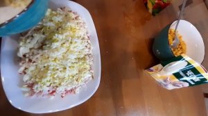 Самый быстрый и вкусный салат!Это просто бомба!Салат с крабовыми палочками,сыром,яйцами и кукурузой.