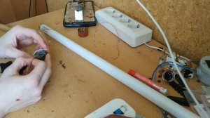 (РукоДел / видео №5) Питание 18-ти ваттной лампы дневного света от начинки энергосберегающей лампы