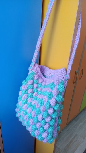 Даже из самой недорогой пряжи можно связать красивую сумочку