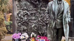 † Могила Вячеслава Тихонова на Новодевичьем кладбище. Октябрь 2021