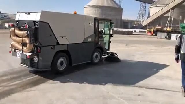 Компактная многофункциональная вакуумная подметально-уборочная машина Karcher МС 250  (уборка)