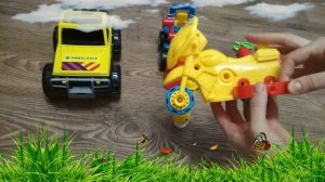 Синий Трактор Гоша, ребята на машинке с прицепом, эвакуатор, собирают мотоцикл-конструктор. Непоседа