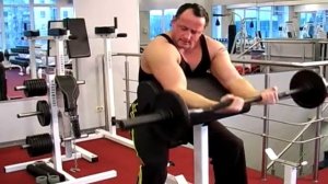 Сгибание рук со штангой на скамье Скотта