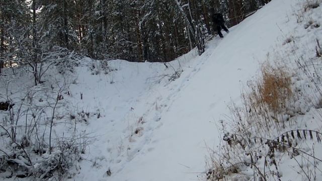 Спуск с помощью веревки по крутому склону.