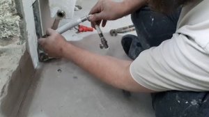 Труба на батарею из пола в стену. Ремонт у Коляна