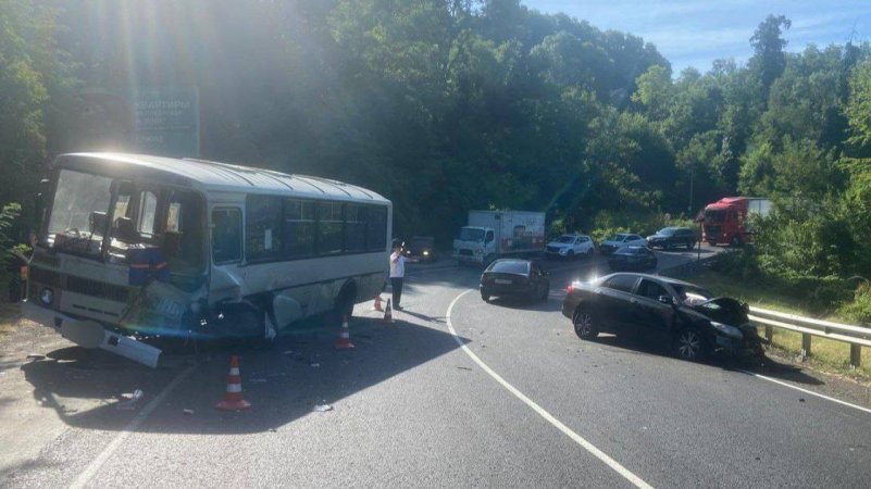 Иномарка протаранила автобус на встречке в Краснодарском крае, есть пострадавшие