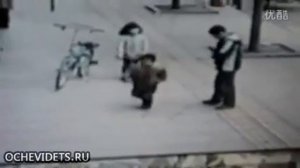 Мальчик бросил петарду в люк