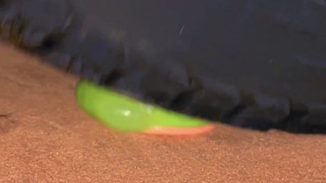 Машина давит игрушки под колесом эксперимент.асмр смотреть онлайн