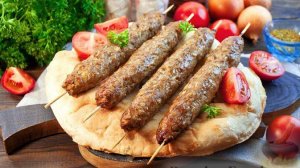 Мясо с восточным мотивом.
ЛЮЛЯ-КЕБАБ ИЗ СВИНИНЫ И КУРИЦЫ