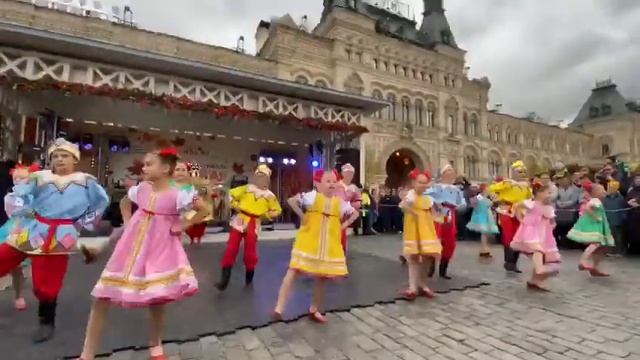 Танец" Русский самовар". Выступление на Красной площади в рамках Фестиваля "Золотая осень" 2019 год смотреть онлайн