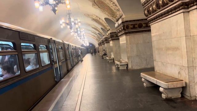 Электропоезда «81-740 (Русич)» на станции метро «Киевская» (Арбатско-Покровской линии), 3 июля 2023 смотреть онлайн