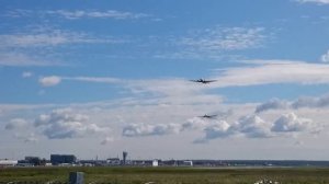 Пара McDonell Douglas DC-3 взлетает из Кольцово