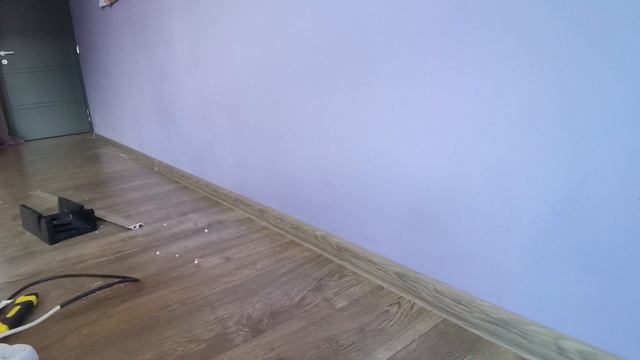 Пример установки пластикового плинтуса. смотреть онлайн