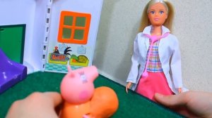 Куклы Барби и Штеффи Видео для Детей Свинка Пеппа Рожает 10 детей Делает Укол Peppa Pig